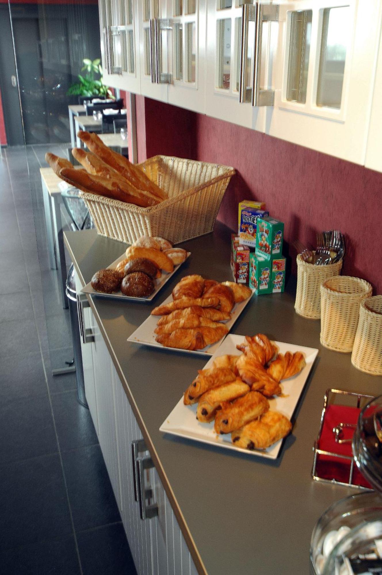 Hotel Le Saint Loup Gembloux Esterno foto